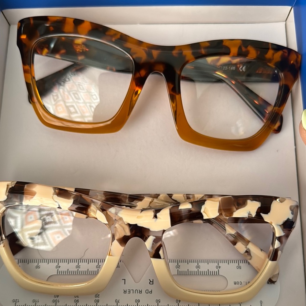Trendy Tortoise and Cream Patterned Glasses